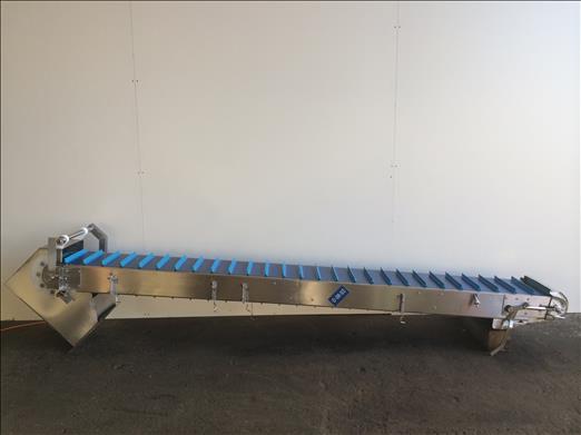 Flighted elevator conveyor