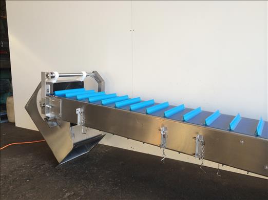 Flighted elevator conveyor