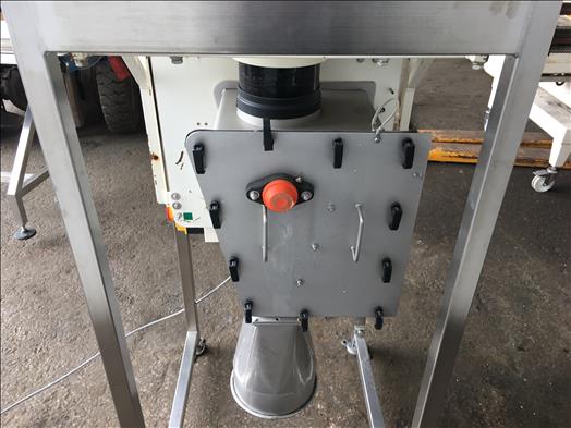 Pipeline metal detector