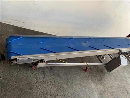 Flighted elevator conveyor