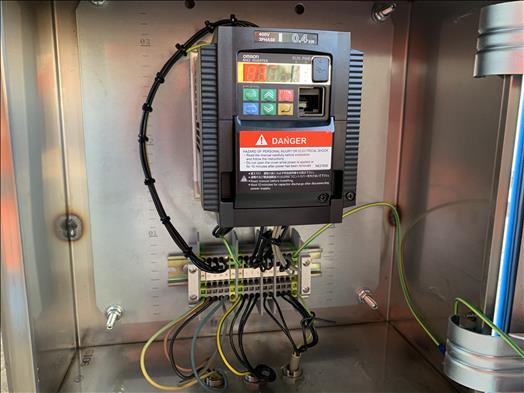 Flighted elevator conveyor