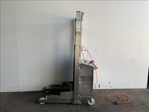 Tote bin lifter