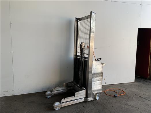 Tote bin lifter