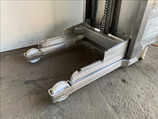 Tote bin lifter