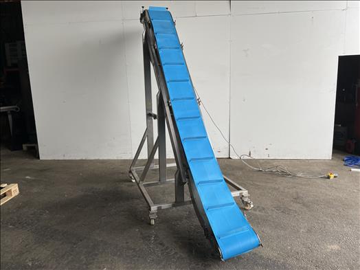 Flighted elevator conveyor