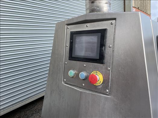 Fish gutting machine