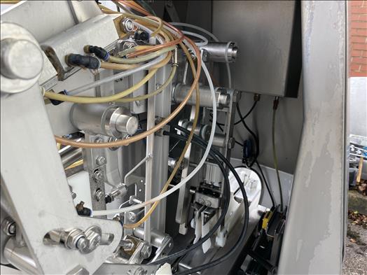 Fish gutting machine