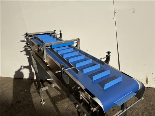 Flighted elevator conveyor