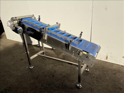 Flighted elevator conveyor