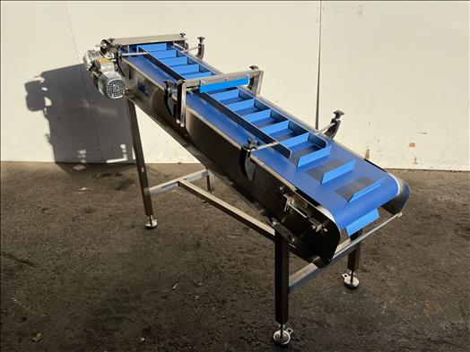 Flighted elevator conveyor