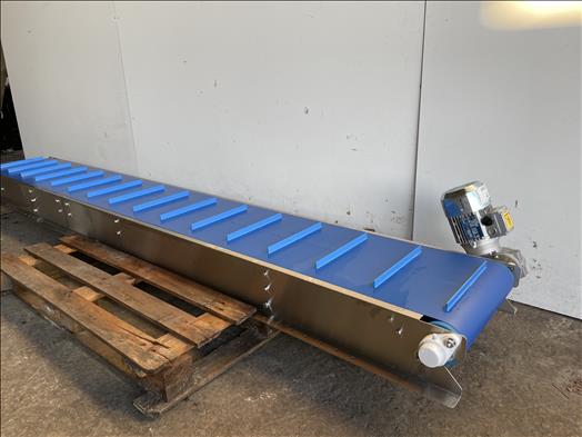 Flighted conveyor