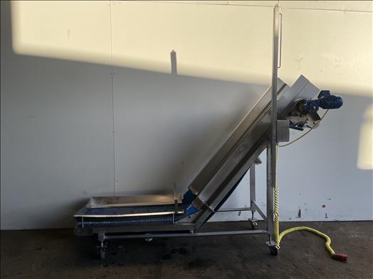 Flighted elevator conveyor