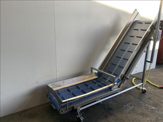 Flighted elevator conveyor