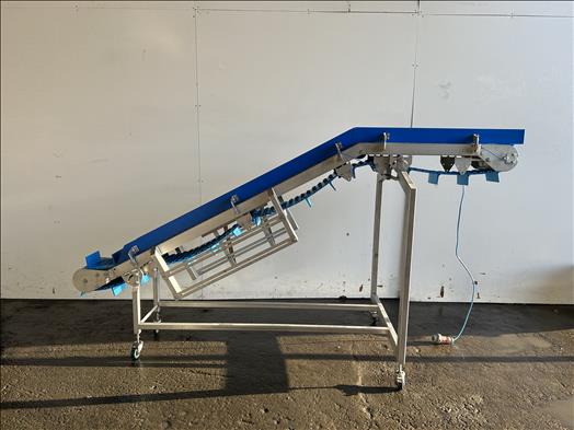 Flighted elevator conveyor