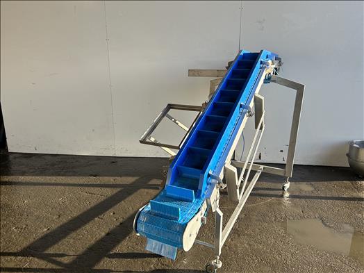 Flighted elevator conveyor