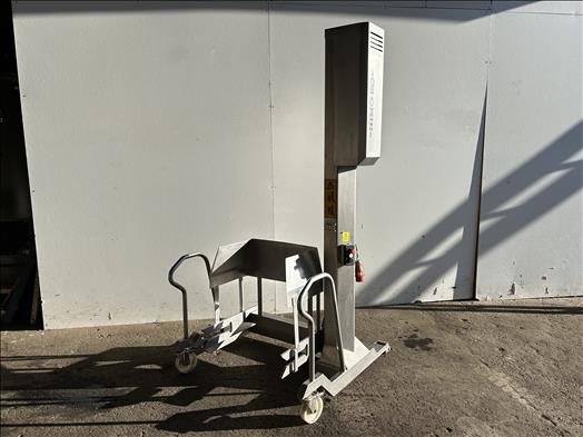 Tote bin hoist