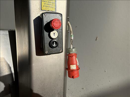 Tote bin hoist
