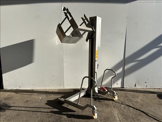 Tote bin hoist