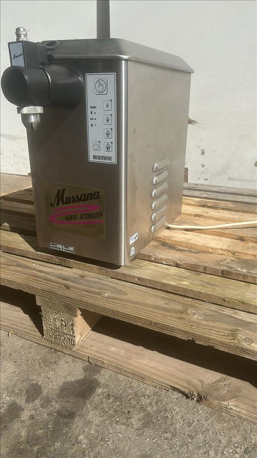 Whipped cream machine