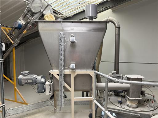 Hopper and screw feeder