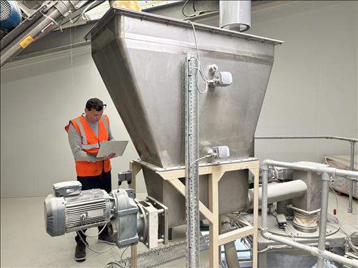 Hopper and screw feeder