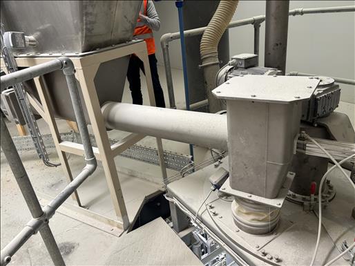Hopper and screw feeder