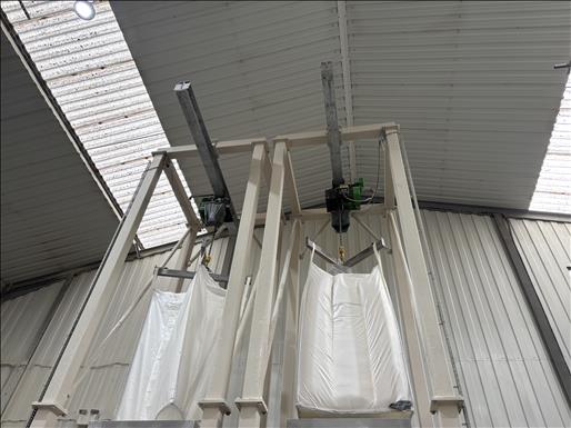 Bulk bag discharge station