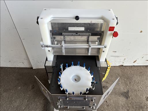 Round cake slicer