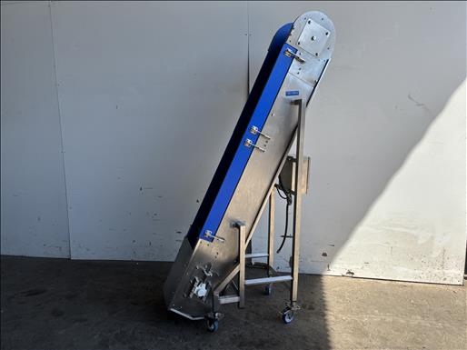 Flighted elevator conveyor