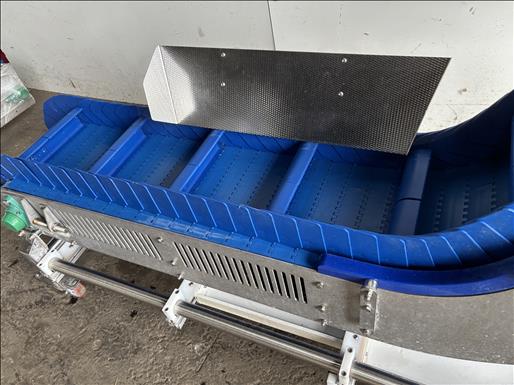 Flighted elevator conveyor