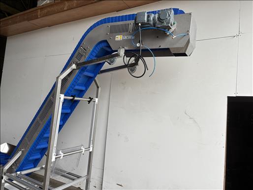 Flighted elevator conveyor