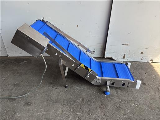 Flighted elevator conveyor
