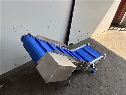 Flighted elevator conveyor