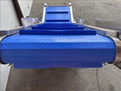 Flighted elevator conveyor