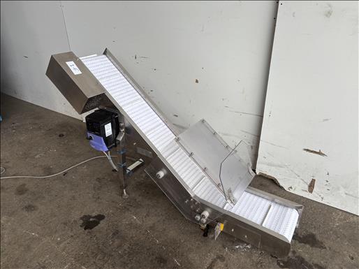 Flighted elevator conveyor