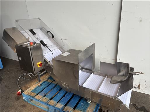 Flighted elevator conveyor