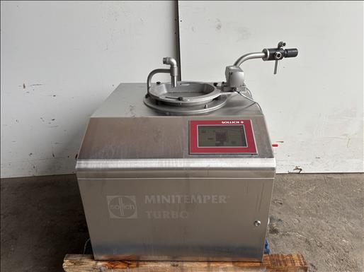 Chocolate tempering machine