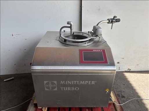 Chocolate tempering machine