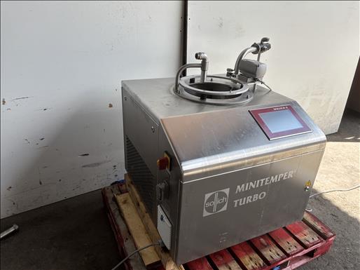 Chocolate tempering machine