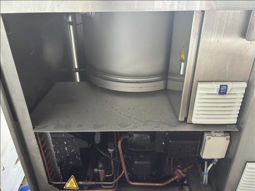 Chocolate tempering machine