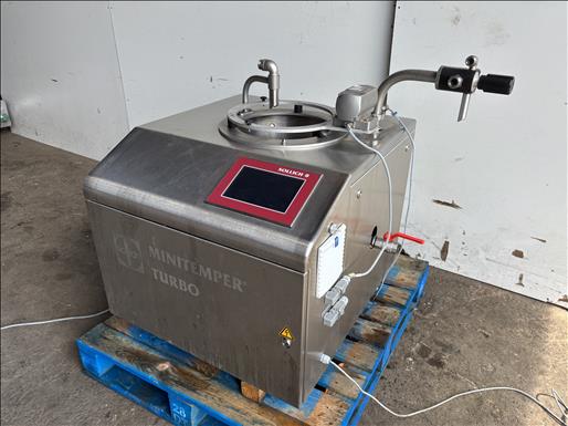 Chocolate tempering machine