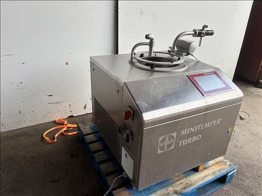 Chocolate tempering machine