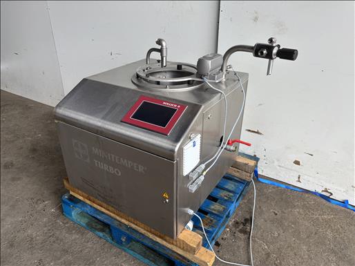 Chocolate tempering machine