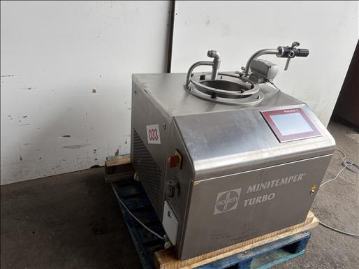 Chocolate tempering machine