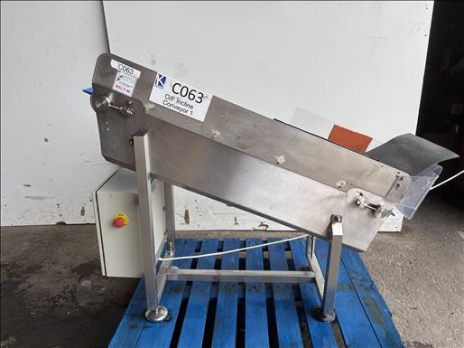 Flighted elevator conveyor