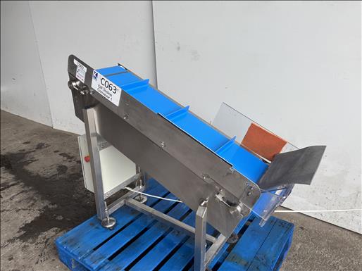 Flighted elevator conveyor