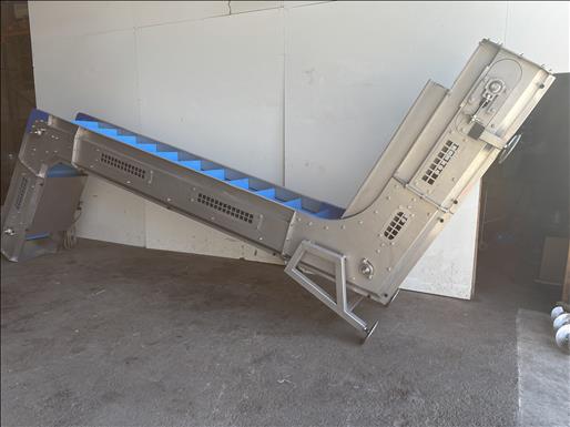 Flighted elevator conveyor