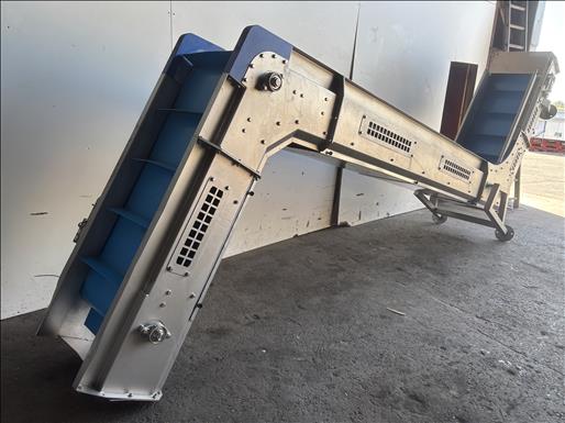 Flighted elevator conveyor