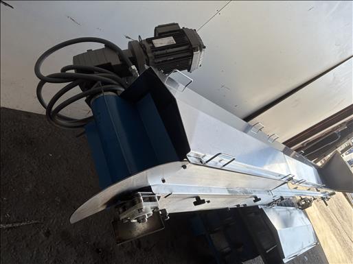 Flighted conveyor