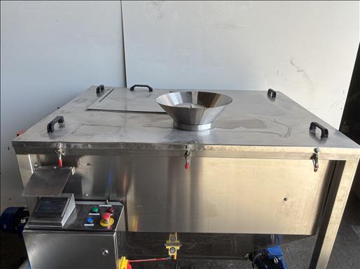 Hopper and elevator screw conveyor